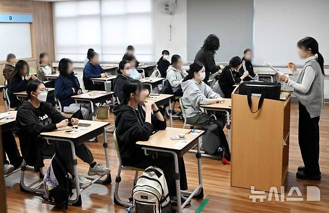 [부산=뉴시스] 하경민 기자 = 2026학년도 대학수학능력시험일인 13일 부산 연제구 연제고등학교에 마련된 시험장에서 고3 수험생들이 차분하게 시험을 준비하고 있다.  이날 부산에서는 수능 지원자 2만8883명이 62개 고사장에서 시험에 응시한다. (공동취재) 2025.11.13. yulnetphoto@newsis.com