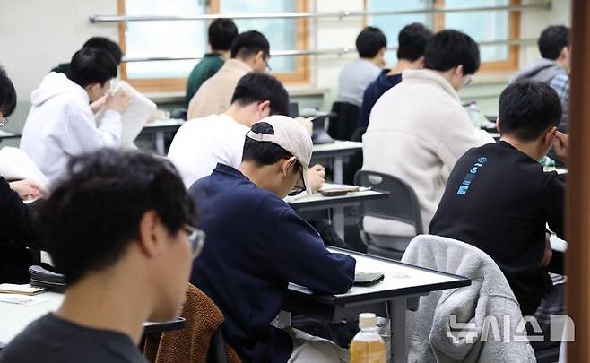 [수원=뉴시스] 경기사진공동취재단 = 2026학년도 대학수학능력시험일인 13일 오전 경기도교육청 제30지구 제17시험장인 수원시 영통구 효원고등학교에서 수험생들이 시험 준비를 하고 있다. 2025.11.13. photo@newsis.com