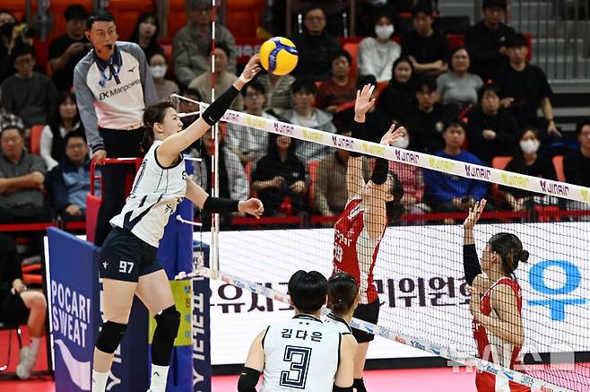 [광주=뉴시스] 이현행 기자 = 21일 오후 광주 서구 염주종합체육관에서 열린 진에어 2025~2026 V리그 여자부 개막전 한국도로공사 하이패스와 페퍼저축은행 AI페퍼스의 경기, 4세트 도로공사 강소휘가 스파이크를 때리고 있다. 2025.10.21.  lhh@newsis.com