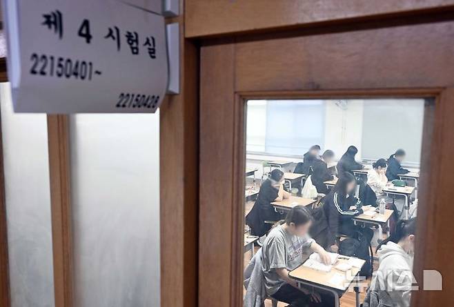 [부산=뉴시스] 하경민 기자 = 2026학년도 대학수학능력시험일인 13일 부산 연제구 연제고등학교에 마련된 시험장에서 고3 수험생들이 차분하게 시험을 준비하고 있다.  이날 부산에서는 수능 지원자 2만8883명이 62개 고사장에서 시험에 응시한다. (공동취재) 2025.11.13. yulnetphoto@newsis.com