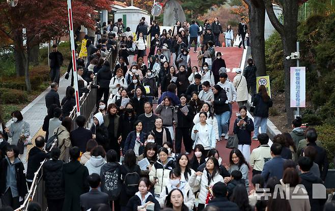 [대구=뉴시스] 이무열 기자 = 2026학년도 대학수학능력시험이 치러진 13일 대구 수성구 혜화여자고등학교에서 시험을 마친 수험생들이 시험장을 나서고 있다. 2025.11.13. lmy@newsis.com