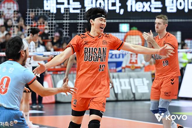 [서울=뉴시스] 남자배구 OK저축은행 전광인이 13일 부산강서체육관에서 열린 진에어 2025~2026 V-리그 남자부 현대캐피탈과의 경기에서 득점에 성공한 뒤 환호하고 있다. (사진=KOVO 제공) 2025.11.13.  *재판매 및 DB 금지