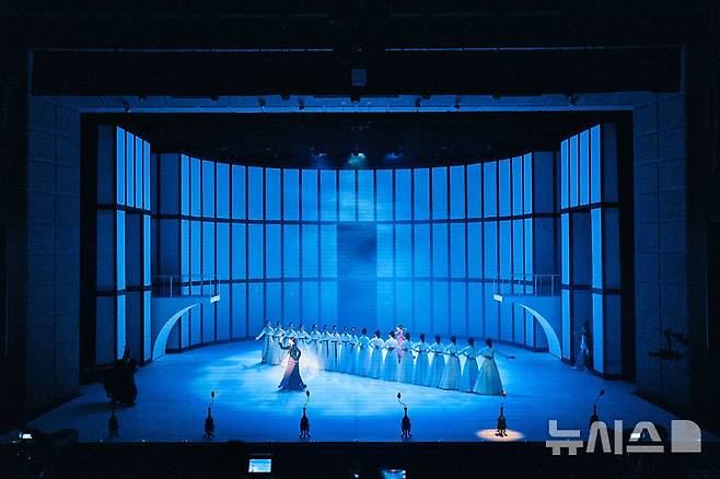 [서울=뉴시스]국립국악원 무용단 무용극 '춘향단전' 공연 장면. (사진=국립국악원 제공)