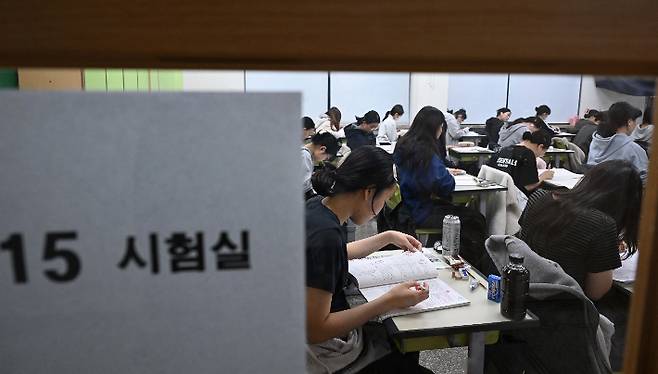 2026학년도 대학수학능력시험일인 13일 오전 서울 광진구 광남고등학교에서 수험생들이 시험 시작을 기다리고 있다. 사진공동취재단