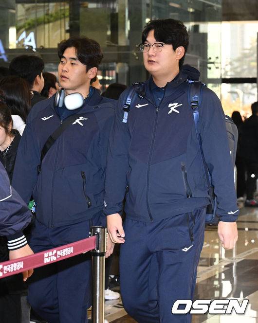 [OSEN=김포공항, 조은정 기자]류지현 감독이 이끄는 대한민국 야구 대표팀이 12일 김포국제공항을 통해 일본 도쿄로 출국했다.대표팀은 오는 15~16일 양일에 걸쳐 도쿄돔에서 일본 대표팀과 평가전 2경기를 치른다.박영현, 김서현이 출국장으로 향하고 있다. 2025.11.12 /cej@osen.co.kr
