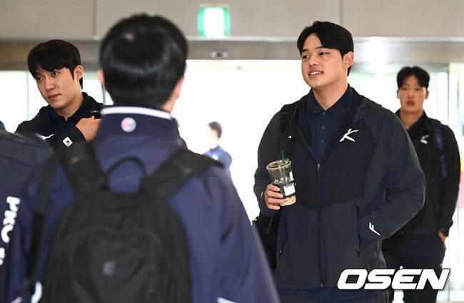 [OSEN=김포공항, 조은정 기자]류지현 감독이 이끄는 대한민국 야구 대표팀이 12일 김포국제공항을 통해 일본 도쿄로 출국했다.대표팀은 오는 15~16일 양일에 걸쳐 도쿄돔에서 일본 대표팀과 평가전 2경기를 치른다.원태인, 문동주가 출국장으로 향하고 있다. 2025.11.12 /cej@osen.co.kr