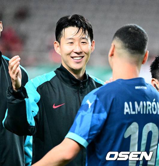 [OSEN=서울월드컵경기장, 지형준 기자] 한국 축구가 안방에서 '남미 강호' 파라과이를 물리치며 사상 최초의 2026 국제축구연맹(FIFA) 북중미 월드컵 포트 2 확보에 청신호를 켰다.한국 축구대표팀은 14일 오후 8시 서울월드컵경기장에서 열린 A매치 친선 경기에서 파라과이를 2-0으로 제압했다. 지난 10일 일본 원정에서 2-2로 비기고 온 파라과이는 한국에 덜미를 잡히며 10월 아시아 투어를 1무 1패로 마감하게 됐다.경기에 앞서 한국 손흥민이 파라과이 알미론과 인사를 나누고 있다. 2025.10.14. /jpnews@osen.co.kr