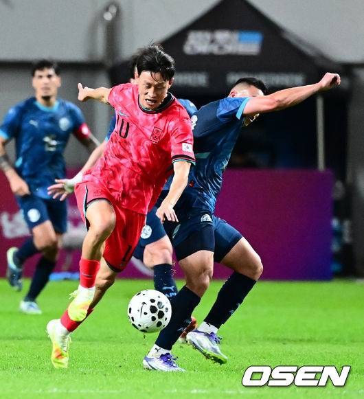 [OSEN=서울월드컵경기장, 지형준 기자]홍명보 감독이 이끄는 대한민국 대표팀과 파라과이의 A매치 평가전이 14일 오후 서울월드컵경기장에서 열렸다.'남미 강호' 파라과이는 지난 10일 일본 원정에서 2-2 무승부를 거두고 온 팀이다. 이번 경기는 홍명보호의 2026 북중미 월드컵 포트 배정을 두고도 중요한 일전이다. 현재 한국은 오스트리아, 호주, 에콰도르와 치열한 포트 2 막차 경쟁을 벌이고 있다.후반 한국 이재성이 드리블을 하고 있다. 2025.10.14. /jpnews@osen.co.kr