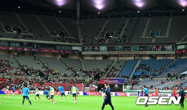 [OSEN=서울월드컵경기장, 지형준 기자]홍명보 감독이 이끄는 대한민국 대표팀과 파라과이의 A매치 평가전이 14일 오후 서울월드컵경기장에서 열렸다.'남미 강호' 파라과이는 지난 10일 일본 원정에서 2-2 무승부를 거두고 온 팀이다. 이번 경기는 홍명보호의 2026 북중미 월드컵 포트 배정을 두고도 중요한 일전이다.&nbsp;현재 한국은 오스트리아, 호주, 에콰도르와 치열한&nbsp;포트 2 막차 경쟁을 벌이고 있다.경기 개시 30분 정도 앞둔 시점에 관중석이 절반 가까이 비어 있다. 2025.10.14. /jpnews@osen.co.kr