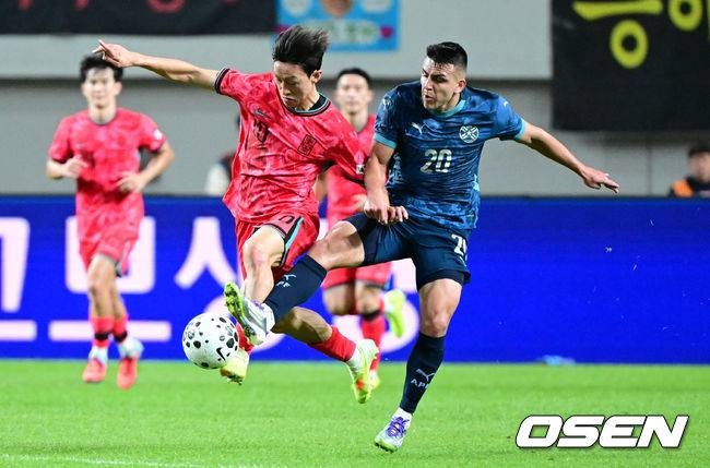 [OSEN=서울월드컵경기장, 조은정 기자]홍명보 감독이 이끄는 대한민국 대표팀과 파라과이의 A매치 평가전이 14일 오후 서울월드컵경기장에서 열렸다.'남미 강호' 파라과이는 지난 10일 일본 원정에서 2-2 무승부를 거두고 온 팀이다. 이번 경기는 홍명보호의 2026 북중미 월드컵 포트 배정을 두고도 중요한 일전이다. 현재 한국은 오스트리아, 호주, 에콰도르와 치열한 포트 2 막차 경쟁을 벌이고 있다.후반 대한민국 이재성에게 파라과이 오제다가 반칙을 범하고 있다. 이후 해당 반칙으로 옐로카드를 받았다. 2025.10.14 /cej@osen.co.kr