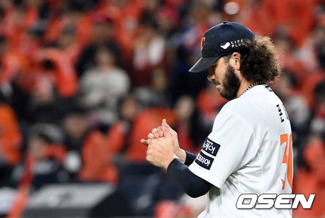 [OSEN=대전, 손용호 기자] 29일 대전 한화생명볼파크에서 2025 신한 SOL Bank KBO리그  한국시리즈 3차전 한화 이글스와 LG 트윈스의 경기가 열렸다.이날 경기에 한화는 폰세를, LG는 손주영을 선발투수로 내세웠다. 4회초 1사 폰세가 김현수에게 홈런을 맞고 아쉬워하고 있다. 2025.10.29 /spjj@osen.co.kr