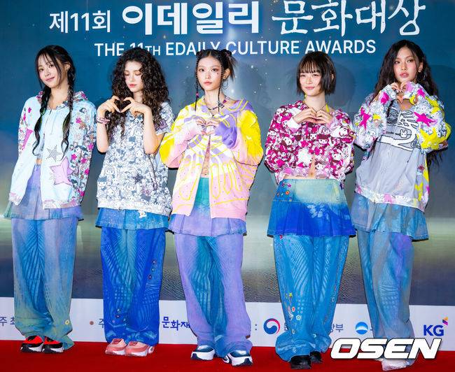 [OSEN=민경훈 기자] 25일 오후 서울 종로구 세종문화회관 예술의 정원에서 제11회 이데일리 문화대상 레드카펫 포토월 행사가 진행됐다.연극·클래식·무용·국악·뮤지컬·콘서트 등 총 6개 부문 최우수작을 선정하고 이 중 한 작품을 대상작으로 선정한다.뉴진스가 입장하며 포즈를 취하고 있다. 2024.10.25 / rumi@osen.co.kr
