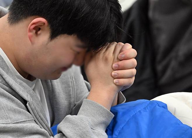 2026학년도 대학수학능력시험(수능)일인 13일 오전 수원시 장안구 경기도교육청 제30지구 제18시험장 동원동우고등학교에서 수험생이 시험 준비를 하며 기도하고 있다. 수원=뉴시스