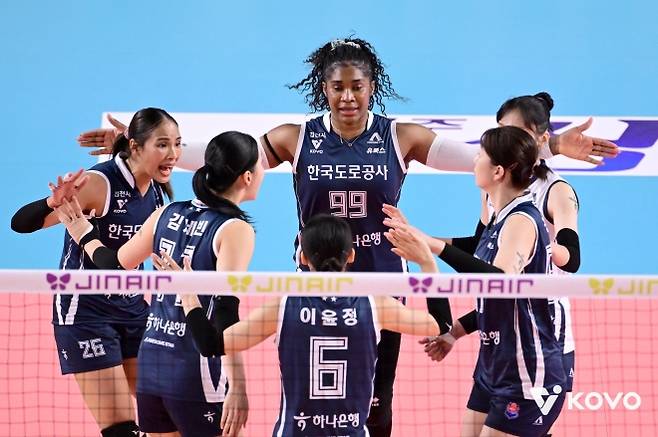 레티치아 모마 바소코(뒷줄 가운데)