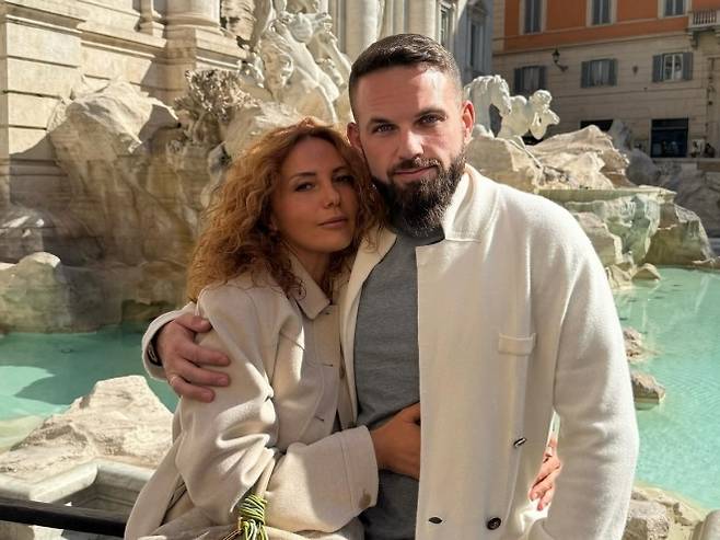 가상자산(암호화폐) 투자 사기 전과가 있는 러시아 국적의 백만장자 부부 로만 노박과 안나 노박이 최근 아랍에미리트(UAE) 두바이 사막에서 토막 난 시신으로 발견돼 러 당국이 수사에 나섰다. 로만 노박 인스타그램 캡처