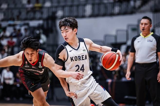 한국 농구 국가대표 문유현이 2월 23일 인도네시아 자카르타 인도네시아 아레나에서 열린  2025 국제농구연맹(FIBA) 아시아컵 조별 예선 인도네시아와의 경기에서 드리블하고 있다. FIBA 제공