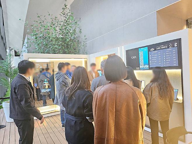 < 홈닉 체험관 내 방문객 체험 모습 >