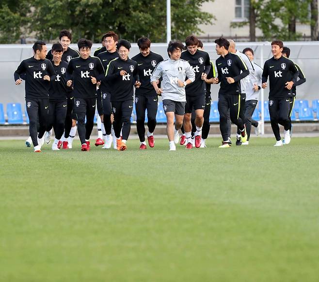 KFA는 2026북중미월드컵을 약 7개월 앞두고 축구국가대표팀의 베이스캠프 후보지를 압축하고 장거리 이동을 대비할 수 있는 방안을 모색하고 있다. 종전 대회들보다 이동거리가 길어진 까닭에 선수들의 체력관리가 중요해졌기 때문이다. 사진은 2018러시아월드컵 당시 베이스캠프인 러시아 상트페테르부르크 로모노소프 스파르타크 스타디움에서 훈련하는 선수들. 뉴시스