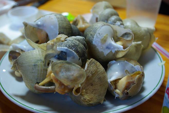 시장에서 사 온 골뱅이를 삶았다