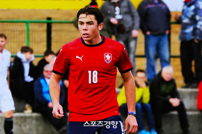 체코 U-19 대표팀 공격수 루이스 부폰. 풋볼 이탈리아 SNS