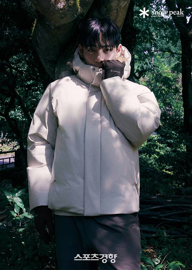 화보 촬영을 하고 있는 방탄소년단 멤버 뷔. 스노우피크 제공