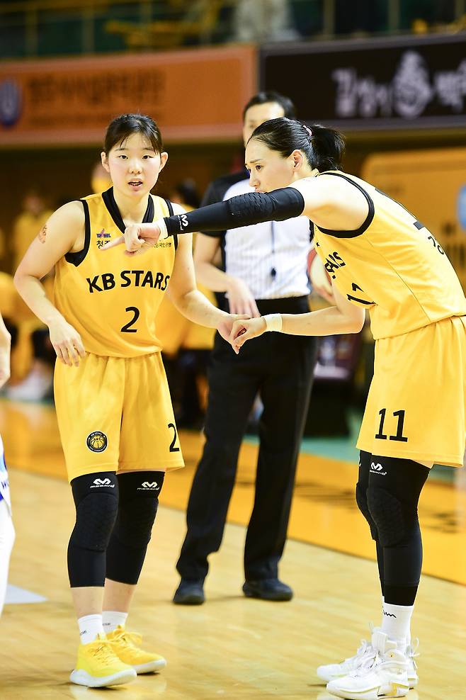 청주 KB 허예은과 강이슬. WKBL 제공