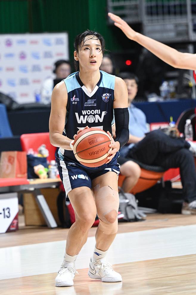 아산 우리은행 김단비가 지난 9월 박신자컵 후지쯔 레드웨이브와의 경기에서 슛을 쏘려고 하고 있다. WKBL 제공