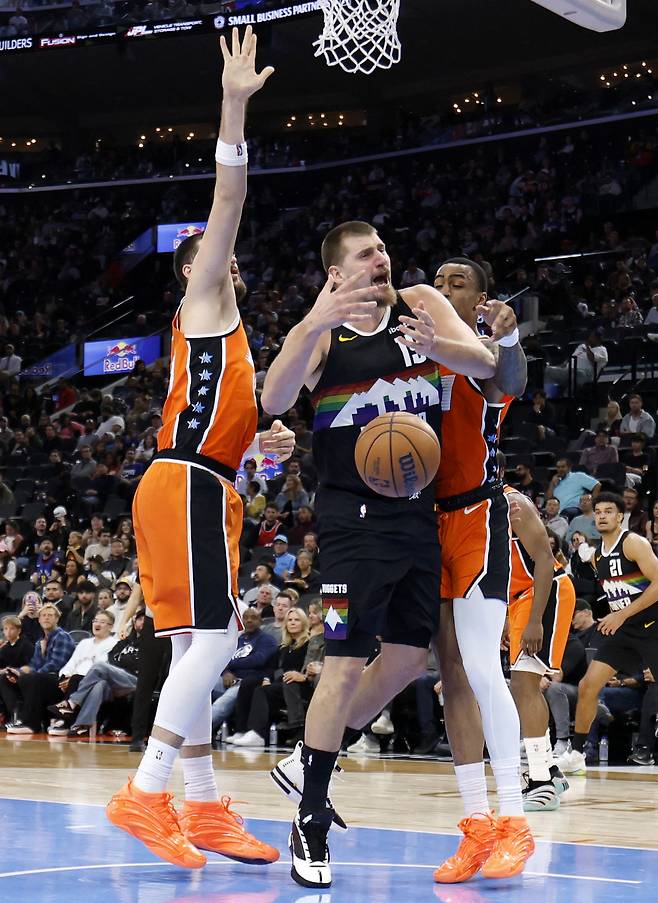 상대 선수에게 막히는 니콜라 요키치.   잉글우드 | AFP연합뉴스