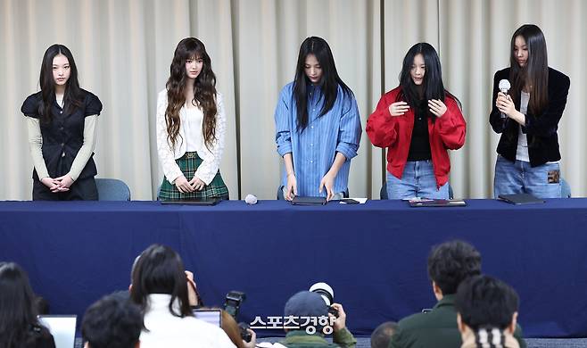 그룹 뉴진스가 지난해 11월 서울 강남구 스페이스쉐어 삼성역센터에서 어도어와의 전속계약 해지 관련 긴급 기자회견을 하고 있다. 왼쪽부터 해린, 다니엘, 하니, 민지, 혜인. 권도현 기자