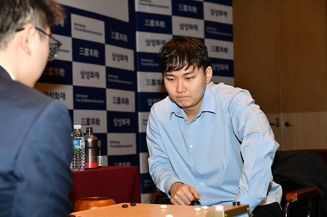 박정환 9단이 13일 제주 서귀포 휘닉스 아일랜드에서 열린 2025 삼성화재배 월드바둑 마스터스 8강 2일차 대국에서 중국의 양딩신 9단과 대국하고 있다.  한국기원 제공