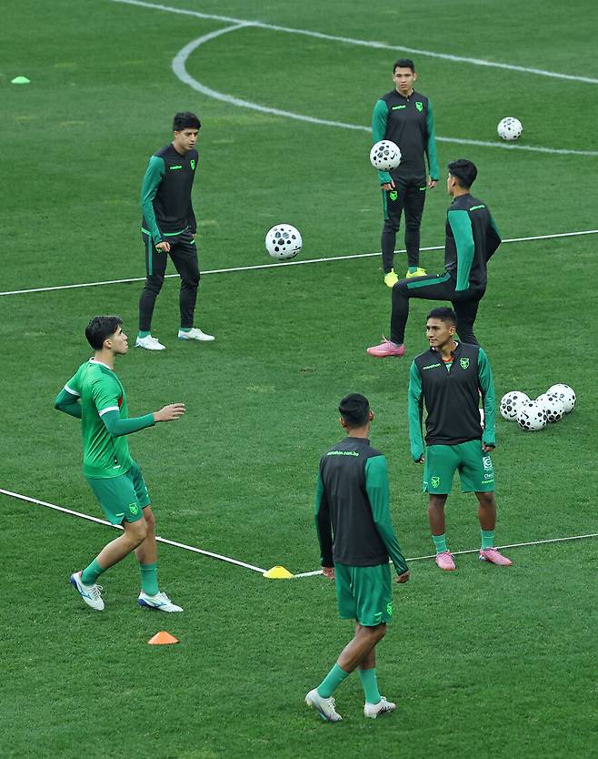 ▲ 오스카르 비예가스&nbsp;볼리비아&nbsp;남자 축구대표팀 감독이 13일 오후 대전월드컵경기장에서 A매치를 앞둔 기자회견을 하고 있다.&nbsp;이후에는 대표팀이 대한민국과의 A매치를 하루 앞두고 훈련하고 있다.&nbsp;ⓒ 연합뉴스