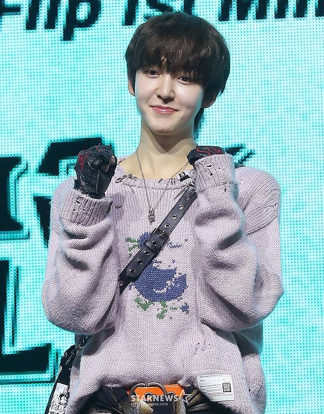 JYP 신인 그룹 킥플립(KickFlip) 동현이 20일 오후 서울 광진구 예스24 라이브홀에서 진행된 첫 미니 앨범 'Flip it, Kick it!'(플립 잇, 킥 잇!) 발매 기념 쇼케이스에 참석해 포즈를 취하고 있다. 킥플립의 이번 데뷔 앨범에는 타이틀곡 'Mama Said (뭐가 되려고?)'를 필두로 '응 그래', 'WARRIORS'(워리어스), 'Knock Knock'(낙 낙), 'Like A Monster'(라이크 어 몬스터), '내일에서 만나'까지 총 6트랙이 수록됐다. 2025.01.20 /사진=김창현 chmt@