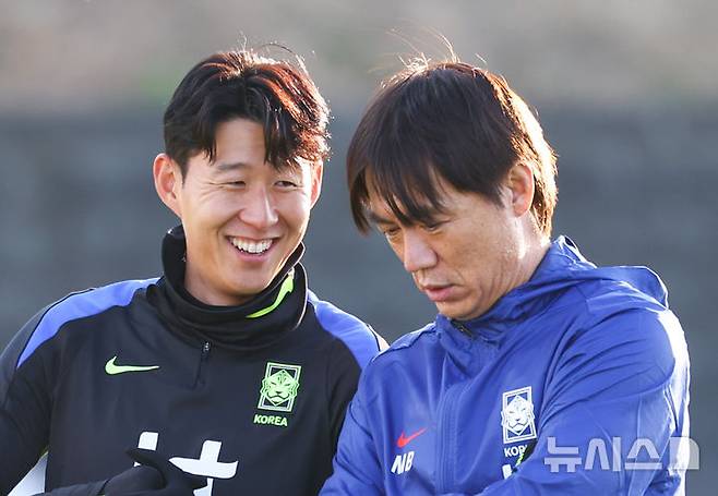 손흥민(왼쪽)과 홍명보 감독이 지난 10일 오후 충남 천안시 대한민국축구종합센터에서 훈련에 앞서 대화하고 있다. /사진=뉴시스