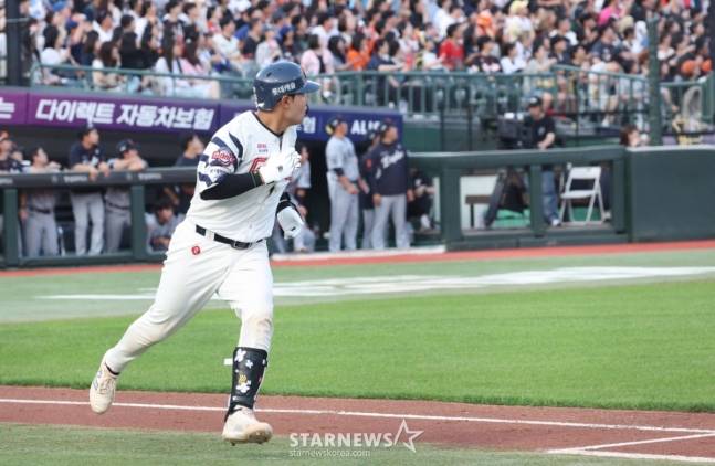 롯데 박재엽이 6월 18일 사직 한화전에서 2회 선제 3점 홈런을 터트리고 그라운드를 돌고 있다. /사진=김진경 대기자