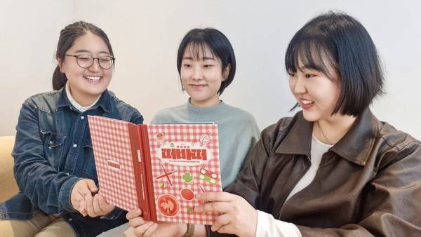 뜨개 독립 잡지 '떠바떠'를 들고 있는 희수ㆍ금산ㆍ지우.[사진 | 더스쿠프 포토]