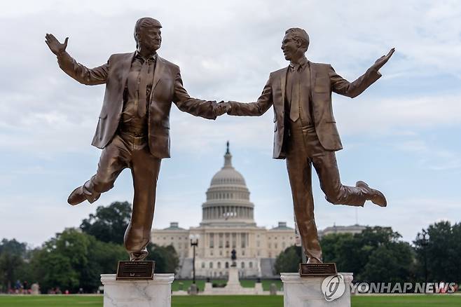 트럼프와 엡스타인 도널드 트럼프 대통령과 성착취범 고(故) 제프리 엡스타인의 관계를 풍자하는 조각품
[AP 연합뉴스 자료사진]