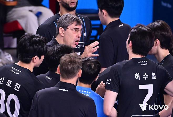 블랑 감독(중앙) 작전 지시를 듣는 현대캐피탈 선수들 [한국배구연맹 제공. 재판매 및 DB 금지]