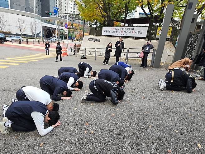큰절하는 후배들 (서울=연합뉴스) 김동한 수습기자 = 2026학년도 대학수학능력시험(수능)일인 13일 서울 서초구 반포고 교문 앞에서 후배들이 큰절을 하고 있다. 2025.11.13 away777@yna.co.kr