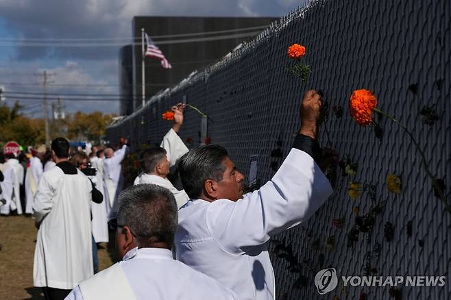 미국 ICE 시설에 메리골드 꽃 장식하는 미국 가톨릭 성직자들  [로이터=연합뉴스. 재판매 및 DB 금지]