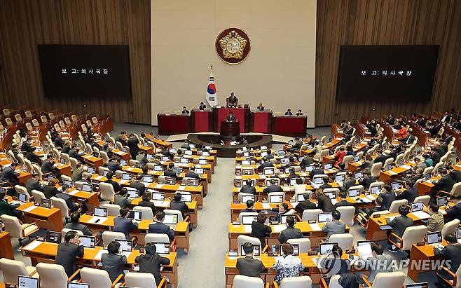 추경호 의원 체포동의안 본회의 보고 (서울=연합뉴스) 류영석 기자 = 내란 중요임무 종사 혐의로 구속 영장이 청구된 국민의힘 추경호 의원에 대한 체포동의안이 13일 국회 본회의에서 보고되고 있다. 2025.11.13 ondol@yna.co.kr
