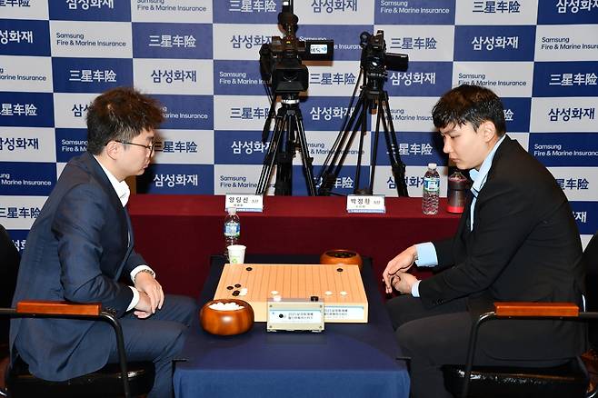 박정환(오른쪽) 9단이 양딩신 9단을 꺾고 삼성화재배 4강에 올랐다. [한국기원 제공. 재판매 및 DB 금지]