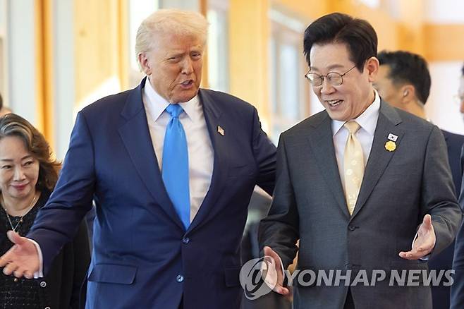 한미 정상의 대화 (경주=연합뉴스) 이재명 대통령과 도널드 트럼프 미국 대통령이 29일 경북 경주박물관에서 정상회담장으로 이동하며 대화하고 있다. 2025.10.29 [대통령실 제공. 재판매 및 DB 금지] photo@yna.co.kr