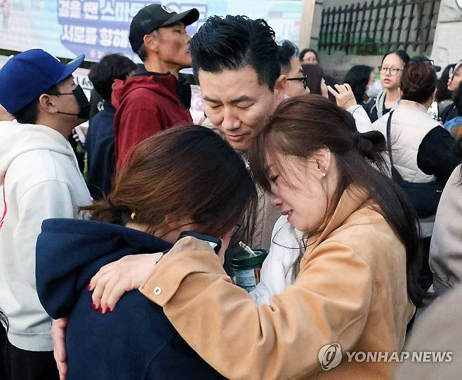 '고생했어' (청주=연합뉴스) 이성민 기자 = 13일 오후 청주 일신여자고등학교 앞에서 2026학년도 대학수학능력시험을 마친 수험생을 부모가 격려하고 있다. 2025.11.13 chase_arete@yna.co.kr