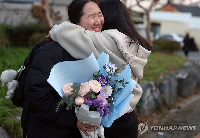 "수능! 고생했어!" (창원=연합뉴스) 김동민 기자 = 2026학년도 대학수학능력시험(수능)일인 13일 오후 경남도교육청 88 창원지구 제24시험장인 마산여자고등학교 교문 앞에서 가족이 4교시 시험을 마친 수험생을 격려하고 있다. 2025.11.13 image@yna.co.kr