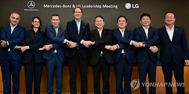 LG, 메르세데스-벤츠와 'One LG' 자동차 부품 설루션 협업 확대 논의 (서울=연합뉴스) LG와 메르세데스-벤츠 최고 경영진이 13일 서울 여의도 LG트윈타워에서 만나 LG의 자동차 부품 사업 역량을 결집한 '원(One) LG' 설루션 협업 확대 방안에 대해 논의, 기념 촬영하고 있다.
    왼쪽부터 컬삿 카르탈 메르세데스-벤츠 R&D 코리아 센터장, 이다 볼프 메르세데스-벤츠 기업본부 총괄, 마티아스 바이틀 메르세데스-벤츠 코리아 CEO, 올라 칼레니우스 메르세데스-벤츠 회장, 조주완 LG전자 CEO, 정철동 LG디스플레이 CEO, 김동명 LG에너지솔루션 CEO, 문혁수 LG이노텍 CEO. 2025.11.13 [LG전자 제공. 재판매 및 DB 금지] photo@yna.co.kr