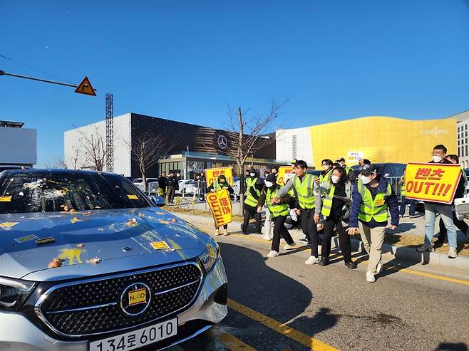 14일 청라 전기차 화재 피해를 호소하는 주민들이 차량에 계란을 던지고 있다. 사진=최기주 기자