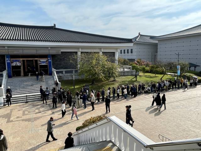 한미·한중정상회담장으로 쓰인 국립경주박물관 내 특별전시관 앞에서 수많은 관람객들이 입장을 기다리고 있다. 주말앤 팀