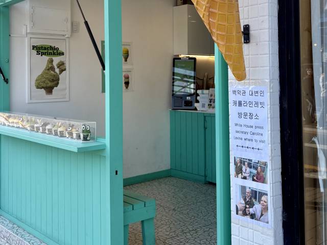 관광객들로 붐비는 황리단길의 한 젤라또 가게 앞에 APEC 기간 백악관 대변인 캐롤라인 레빗이 다녀갔다는 문구가 붙어있다. 주말앤 팀