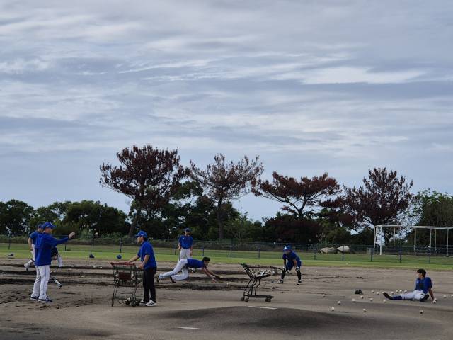 삼성 라이온즈의 박진만 감독(왼쪽 끝)이 일본 오키나와 온나손에서 진행하고 있는 마무리 훈련 도중 직접 내야 펑고 훈련을 이끌고 있다. 앞서 훈련을 끝낸 심재훈(오른쪽 끝)이 박 감독의 타구에 몸을 날리는 이해승을 바라보고 있다. 채정민 기자