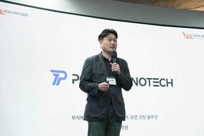 포솔이노텍 이경황 대표가 자체 개발한 고내식 표면 코팅 솔루션 PoSSEN®에 대해 설명하고 있다. /포스코 제공